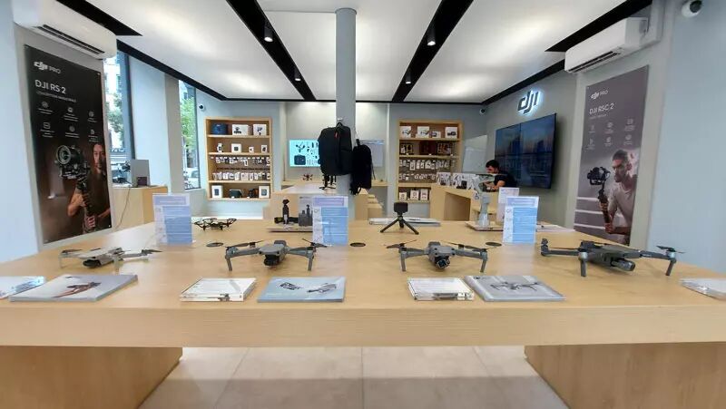 Magasin DJI Store de Lyon avec présentoir à drones