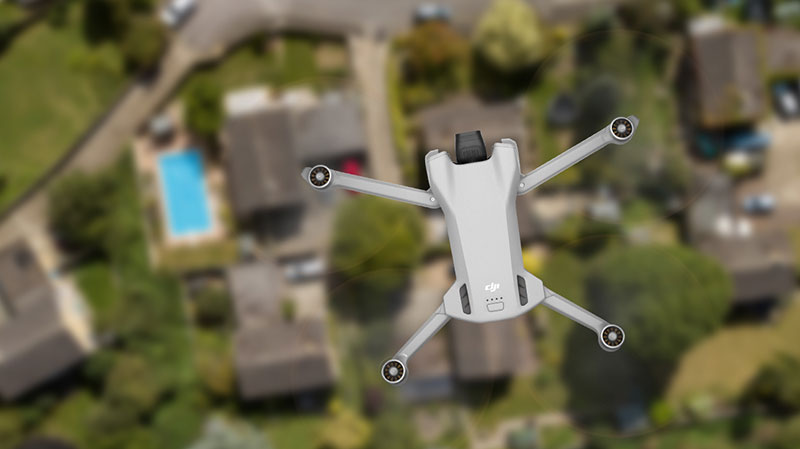 Drone en train de survoler un pâté de maisons dans un quartier