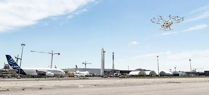 Drone en survol sur la piste d'un aéroport