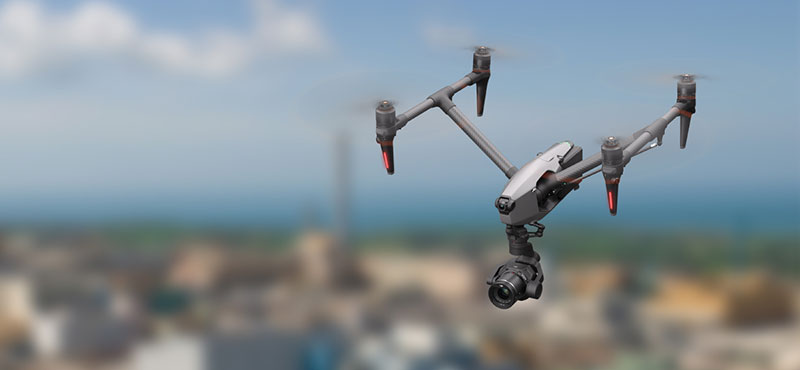 Drone professionnel de la marque DJI survolant une zone