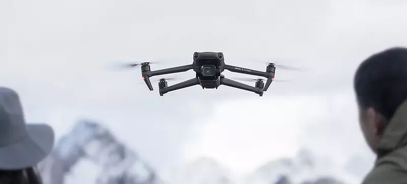 Drone DJI en train de filmer des gens