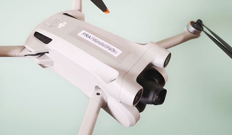 Numéro d'exploitant UAS imprimé sur une étiquette apposée sur un drone DJI