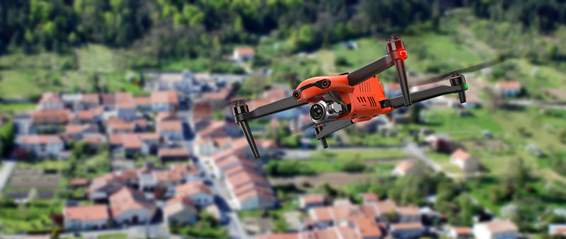 Drone orange qui survole une agglomération