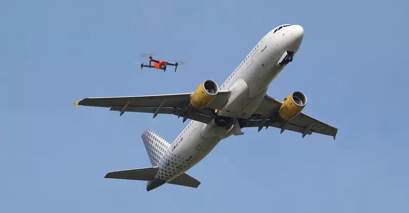 Drone près d'un avion