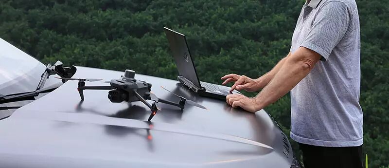 Drone professionnel prêt au décollage