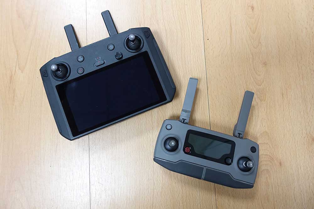 Les deux radiocommandes pour piloter votre drone