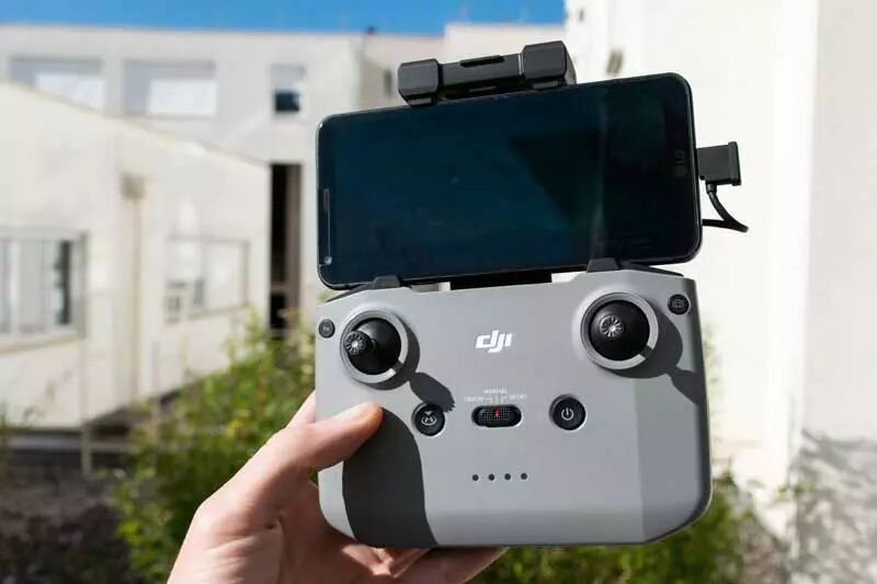 La radiocommande du DJI Mavic Air 2 vue de face