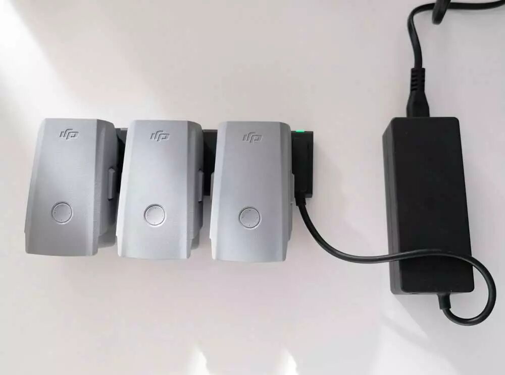 Recharger les batteries du DJI Mavic 2 avec le hub de charge