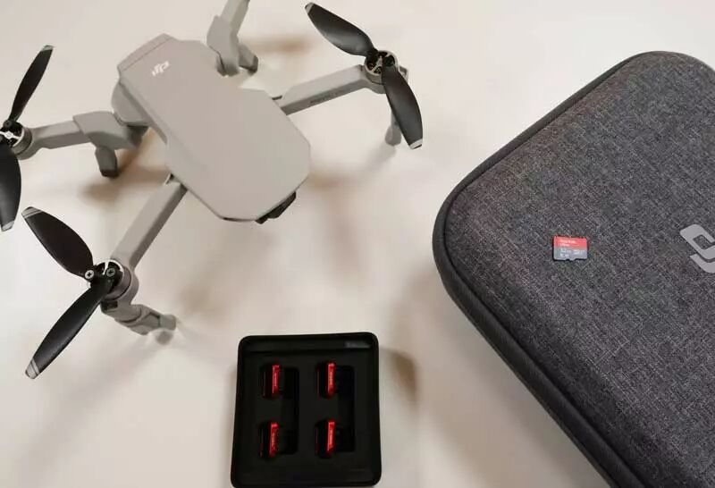 Le DJI Mavic Mini et quelques uns de ses accessoires