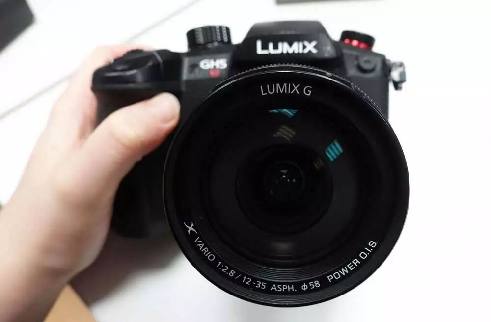 Objectif Lumix vu de face avec toutes ses caractéristiques