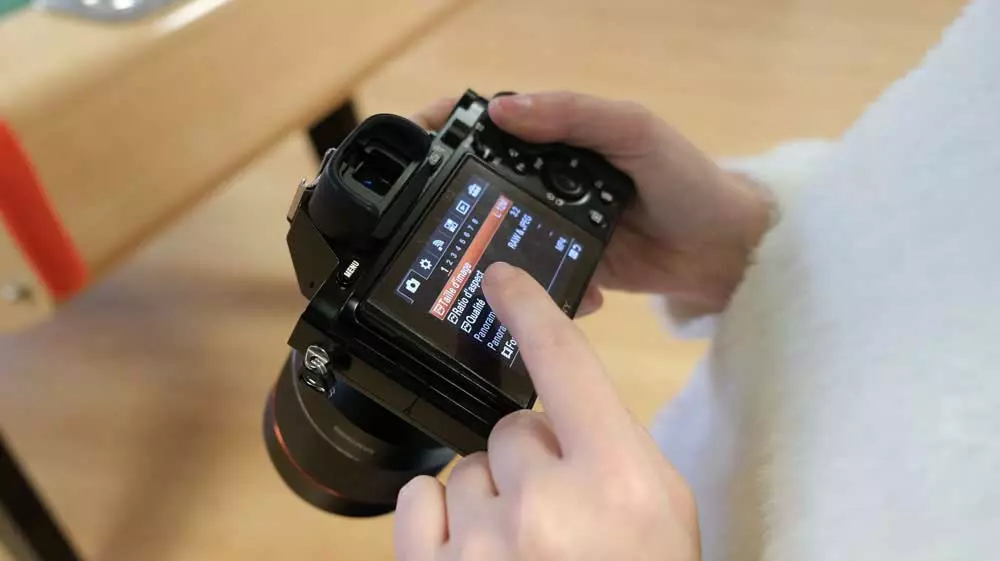Menus d’un appareil photo hybride en cours d’exploration