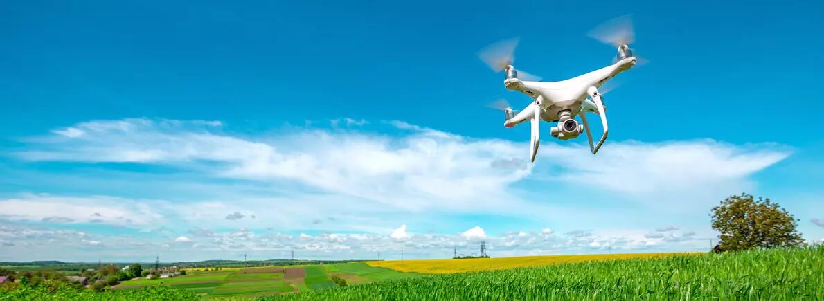 Drone au-dessus des champs et des cieux