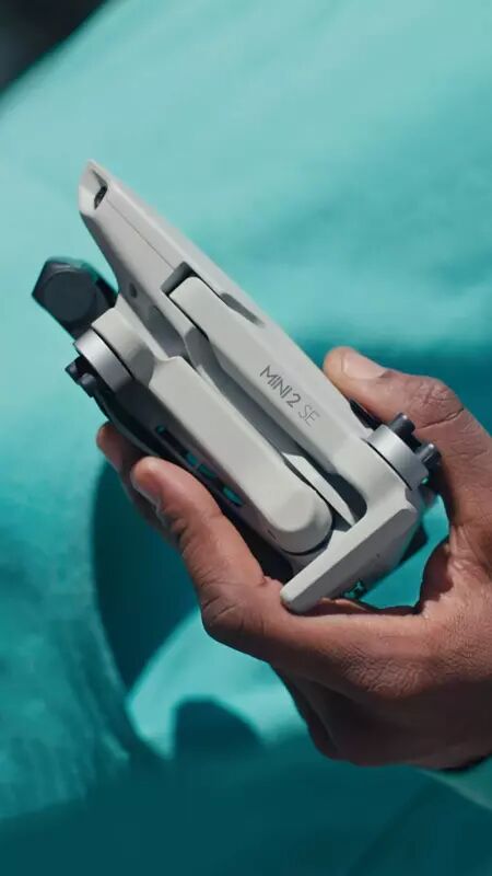 DJI Mini 2 SE : tenu du bout des doigts