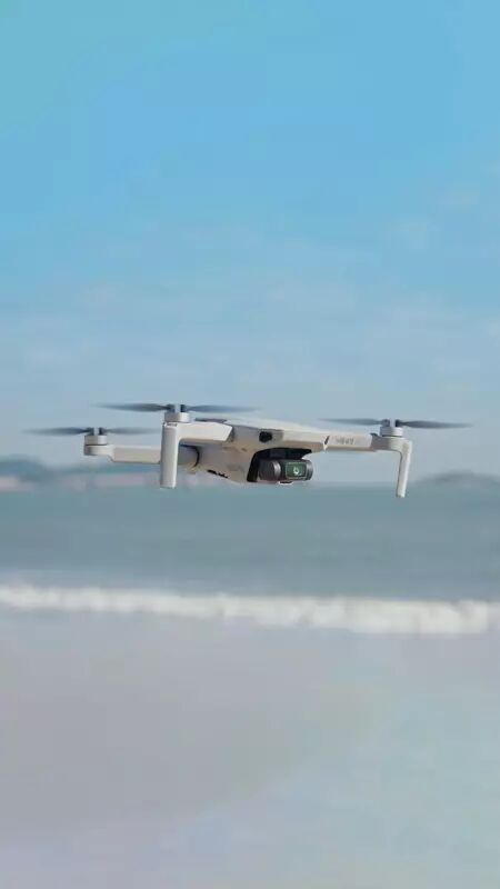 DJI Mini 2 SE : en vol au bord de la mer
