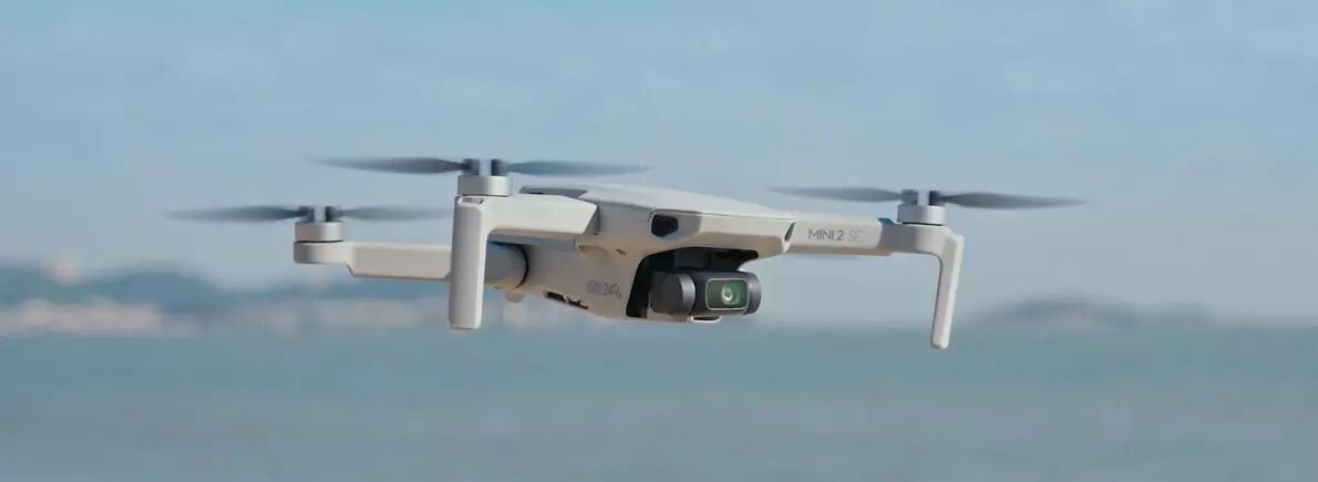 DJI Mini 2 SE : en vol au-dessus d'une plage