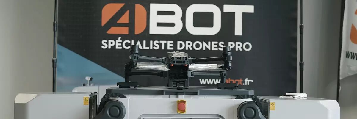 DJI Dock ouvert avec Matrice 30T dedans