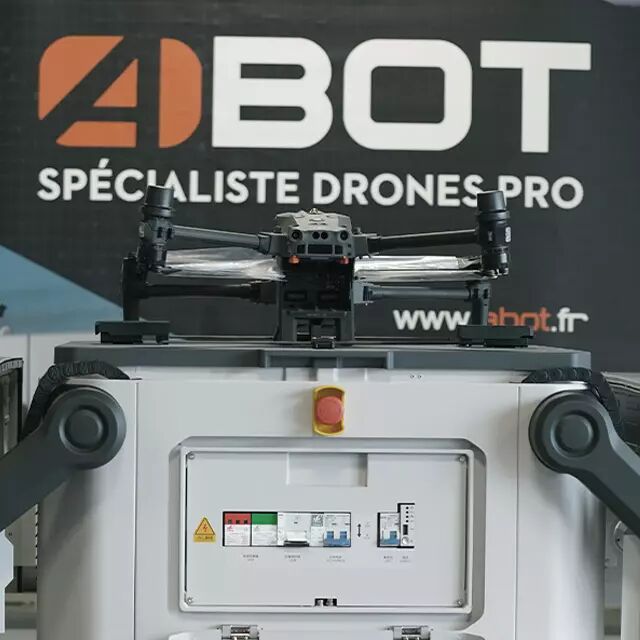 DJI Dock ouvert avec Matrice 30T dedans