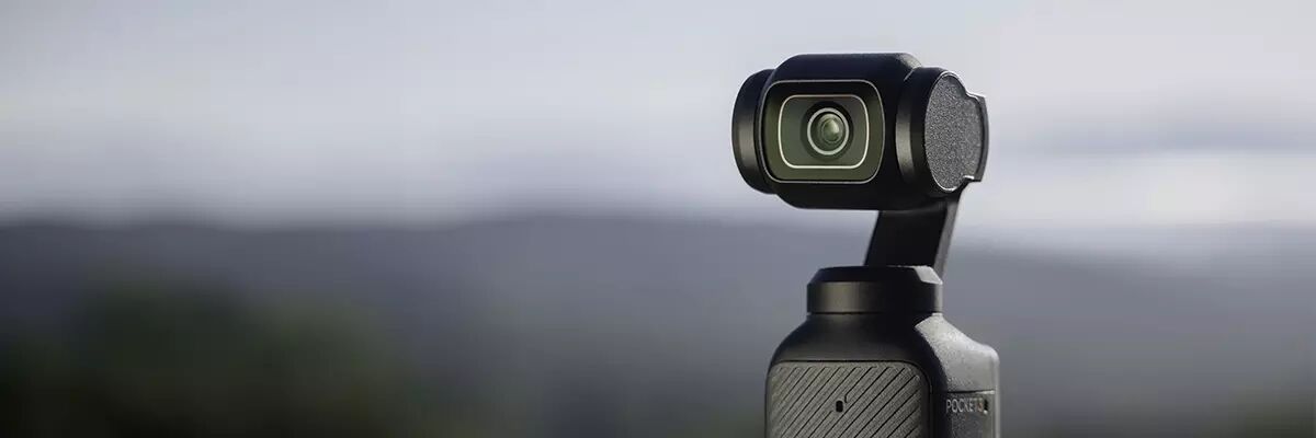 Vue rapproch de la camra du DJI Pocket 3 avec en fond un paysage de campagne