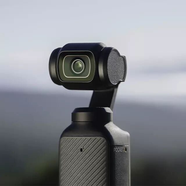 Vue rapproche de la camra du DJI Pocket 3 avec en fond un paysage de campagne