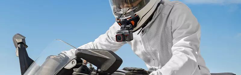 Caméra Insta360 Ace Pro et homme moto