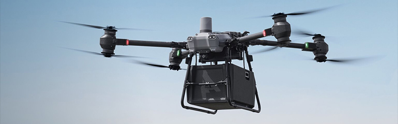 Drone DJI Flycart 30 en vol avec son cargo