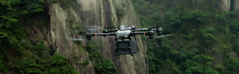 drone DJI Flycart 30 en vol dans une forêt