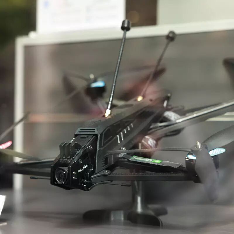 Un drone FPV dans la boutique studioSPORT  Boulogne-Billancourt