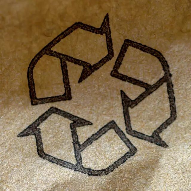 Carton avec signe recyclage