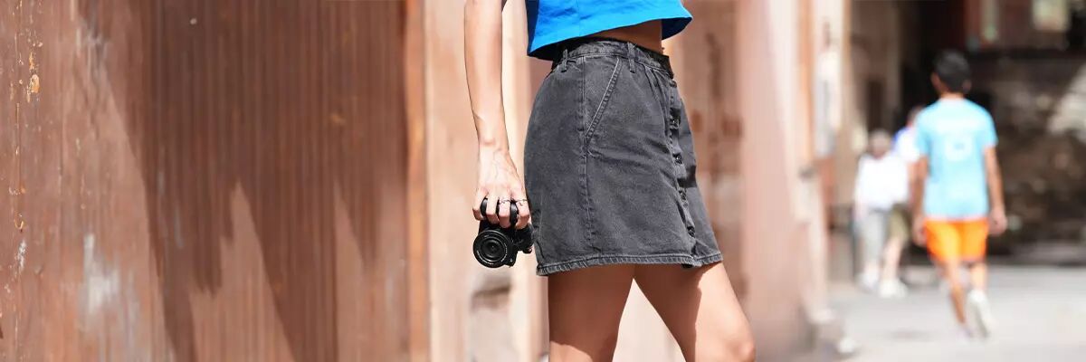 Femme tenant un Sony ZV-E10 II en main