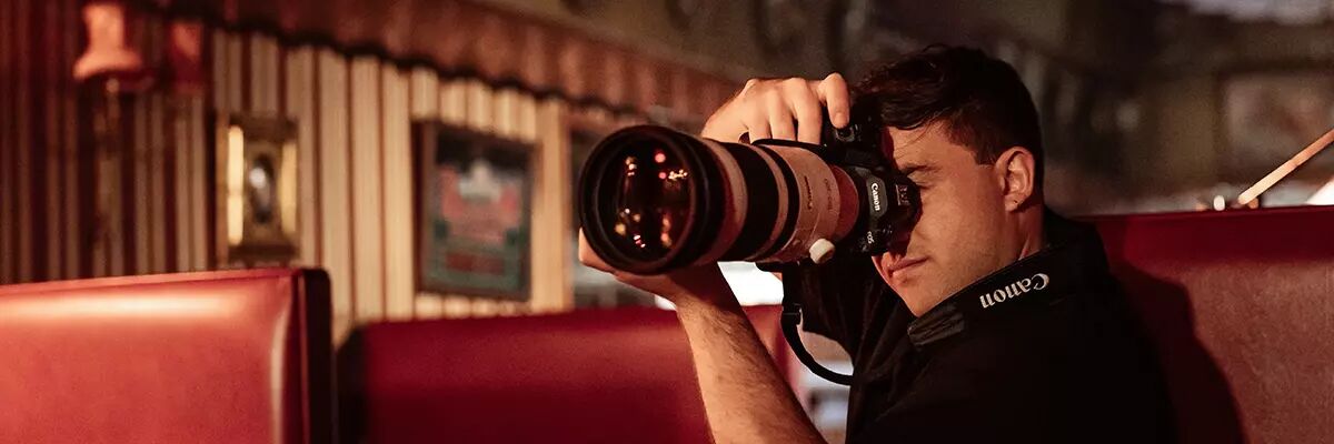 Photographe utilisant un Canon EOS R5 Mark II