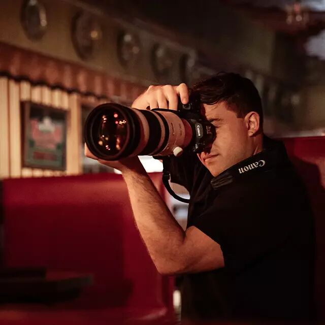Photographe utilisant un Canon EOS R5 Mark II