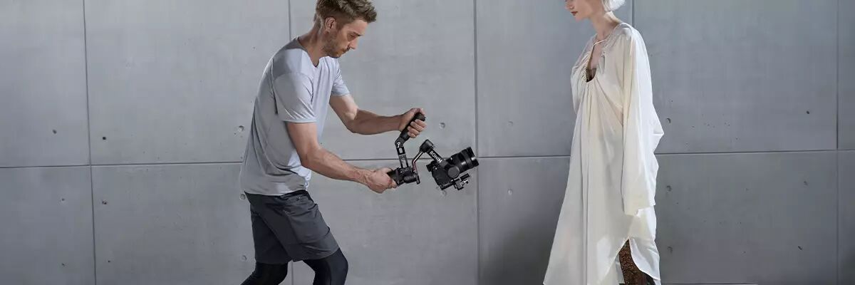 Exemple d'un stabilisateur en mode mallette en train de filmer une mannequin