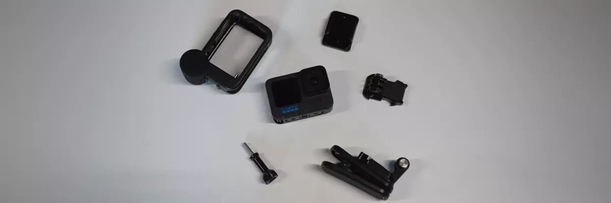 Une camra embarque entoure de diffrents accessoires de fixation