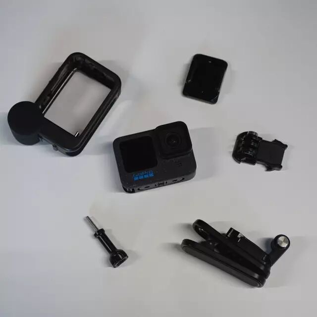 Une camra embarque entoure de diffrents accessoires de fixation
