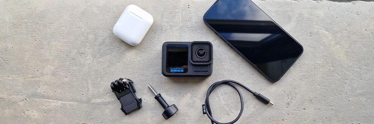 GoPro 13 au milieu d'accessoires tech