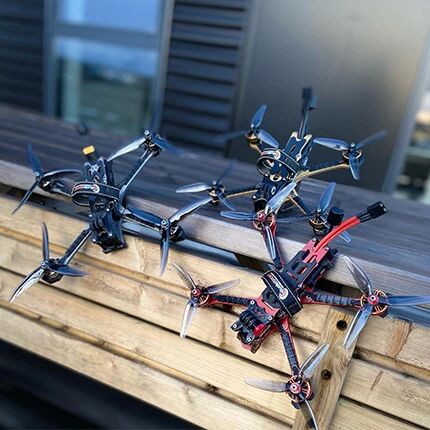 Trois drones FPV
