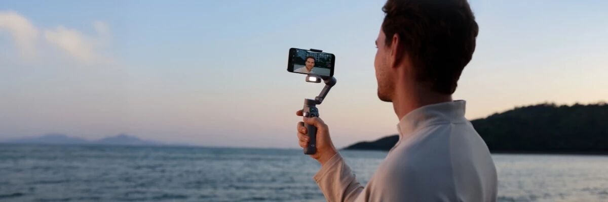 Utilisateur d'un Osmo Mobile 7P avec module multifonction