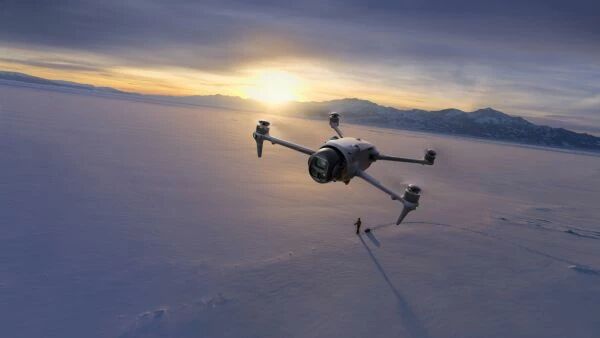 DJI Mavic 4 Pro par couch de soleil