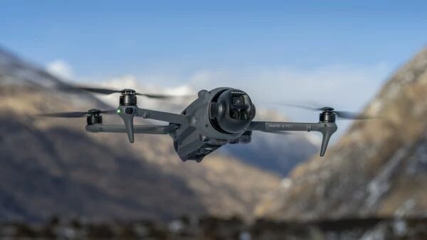 DJI Mavic 4 Pro en plein vol