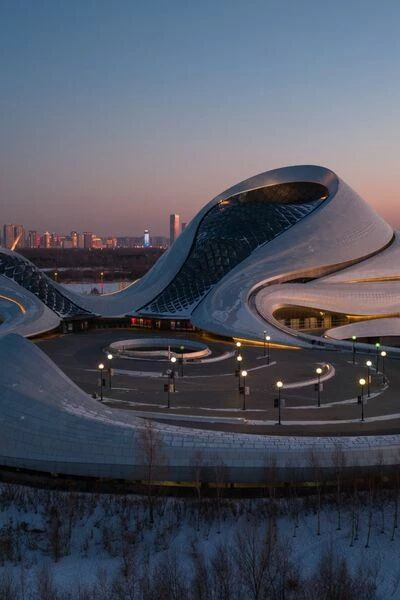 Photo d'architecture d'un btiment organique prise avec le drone DJI Mavic 4 Pro