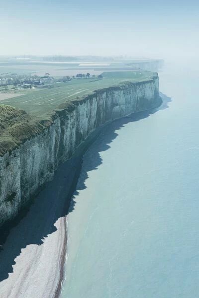 Photo d'une falaise donnant sur la mer prise avec le drone dji mavic 4 pro
