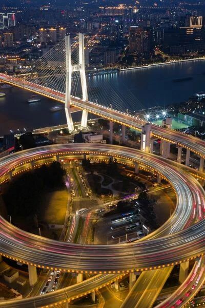 Photo exposition longue d'une ville de nuit prise par le drone DJI Mavic 4 Pro