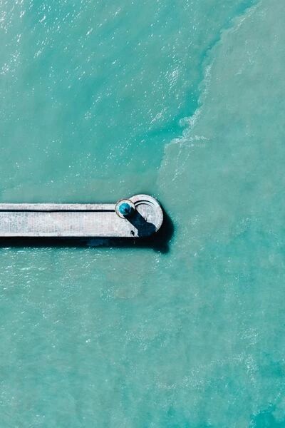 Photo d'un phare prise du dessus avec le DJI Mavic 4 Pro