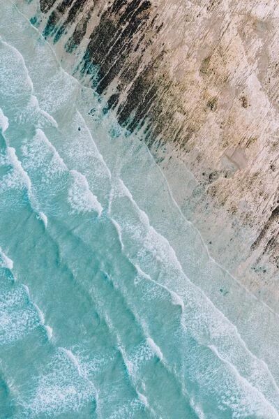 Photo de la mer et de vagues prise avec le drone DJI Mavic 4 Pro