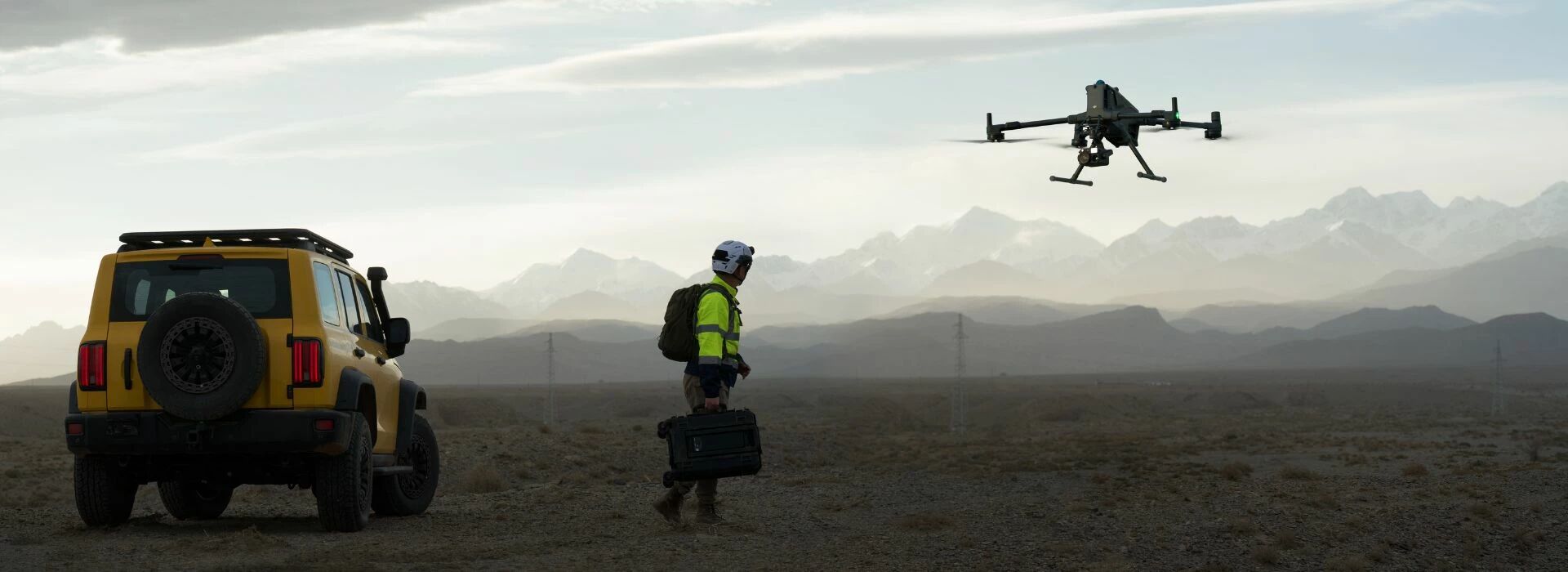 Oprateur en intervention avec le drone professionnel DJI Matrice 400 