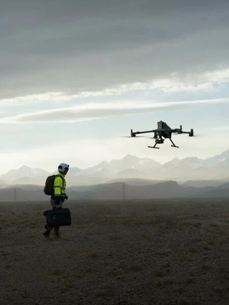 Oprateur utilisant le DJI Matrice 400