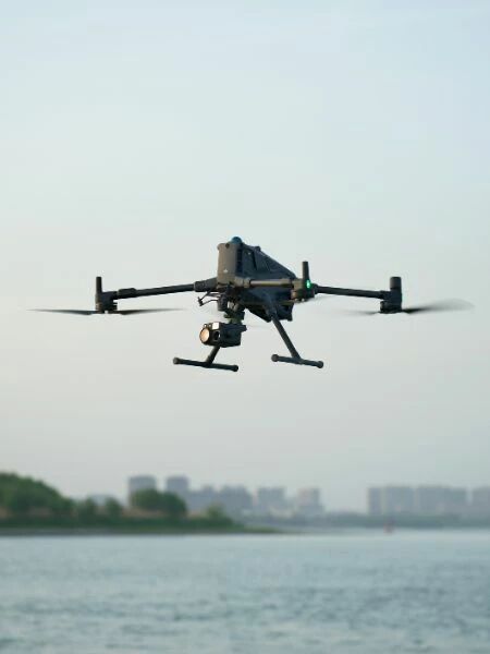 Drone DJI Matrice 400 en vol au-dessus de l'eau