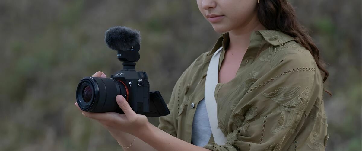 Objectif plein format standard FE 28-70mm Sony.jpg Objectif plein format standard FE 28-70mm Sony.jpg