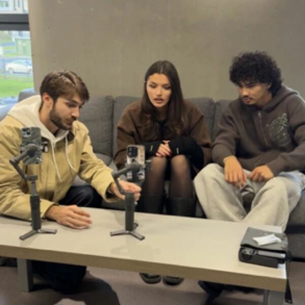Benjamin montre le stabilisateur � Nour et Th�o