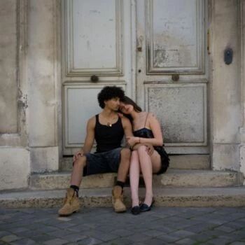 Nour et Th�o assis sur une marche
